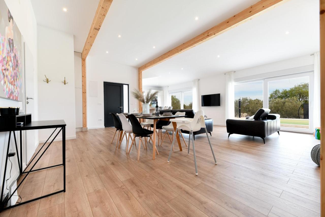 Wonderful Holiday House Bruno With Heated Pool 자다르 외부 사진