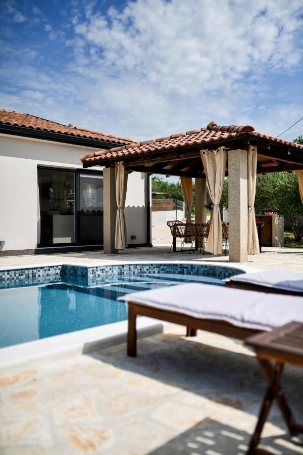 Wonderful Holiday House Bruno With Heated Pool 자다르 외부 사진