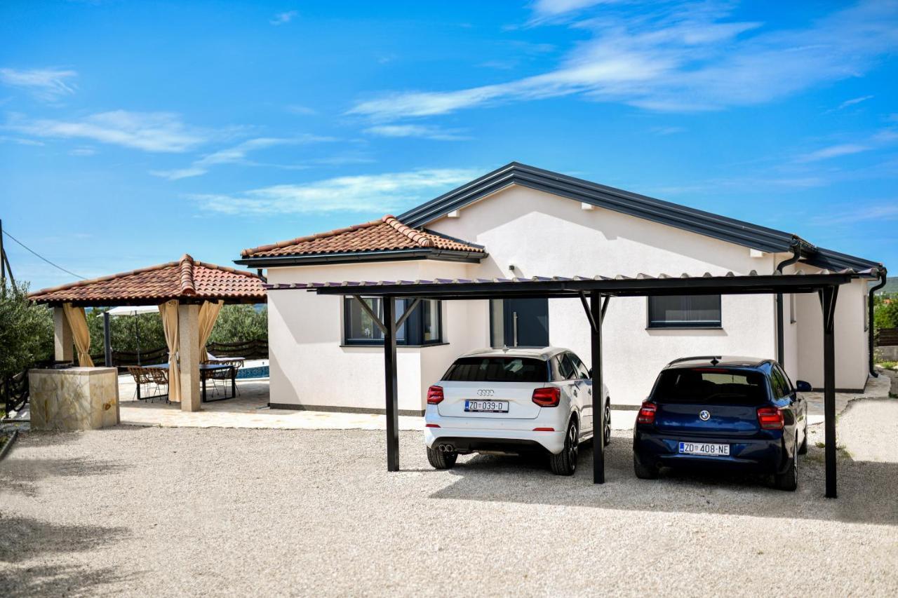 Wonderful Holiday House Bruno With Heated Pool 자다르 외부 사진
