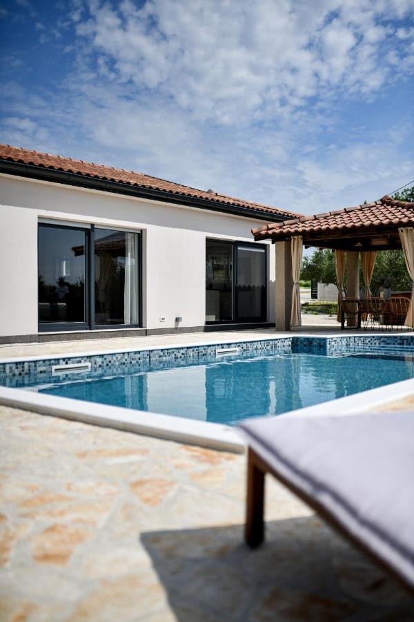 Wonderful Holiday House Bruno With Heated Pool 자다르 외부 사진