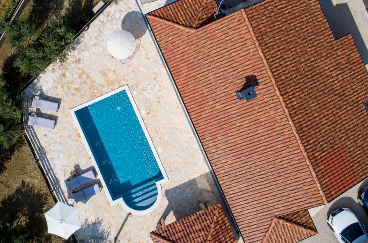Wonderful Holiday House Bruno With Heated Pool 자다르 외부 사진