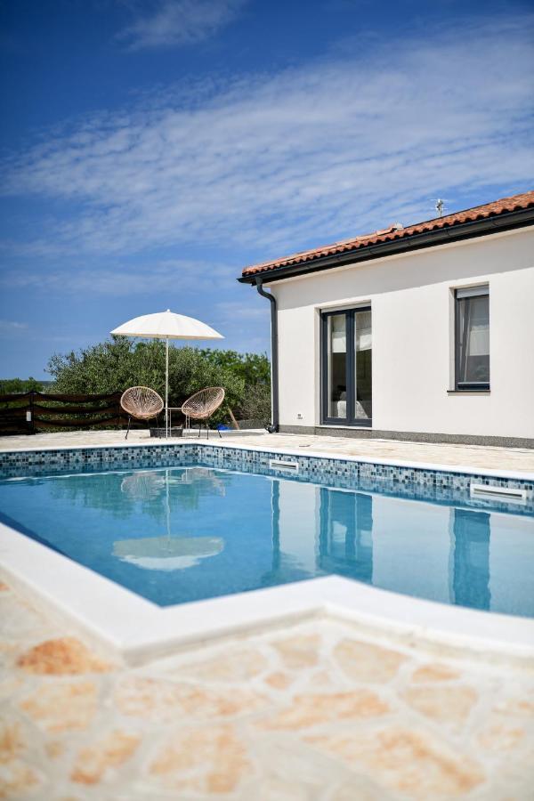 Wonderful Holiday House Bruno With Heated Pool 자다르 외부 사진